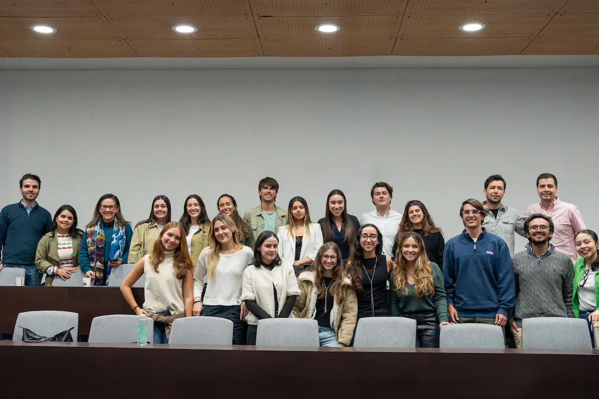 puente entre estudiantes, egresados e industria